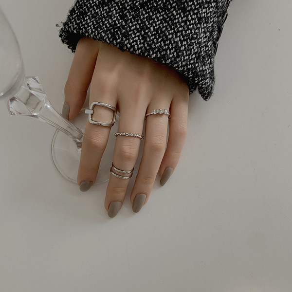 Kaasaegne komplekt erineva kujuga naiste sõrmuseid