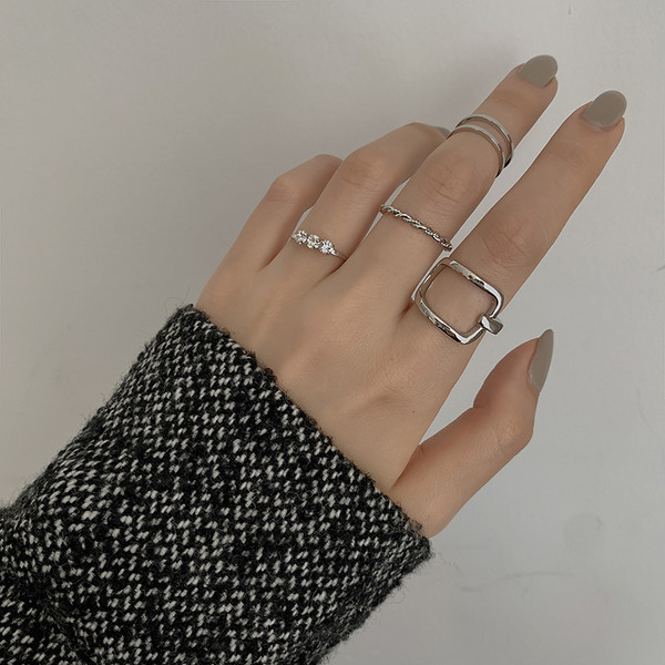 Kaasaegne komplekt erineva kujuga naiste sõrmuseid