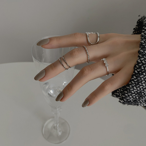 Kaasaegne komplekt erineva kujuga naiste sõrmuseid