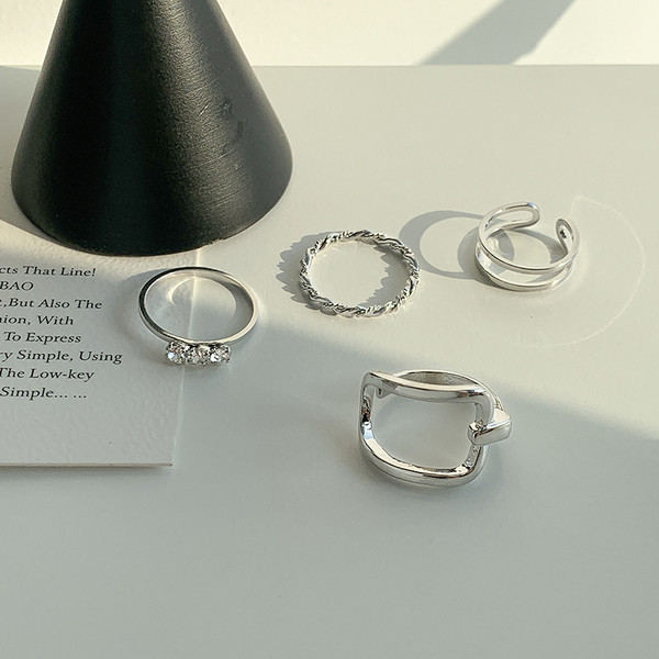 Kaasaegne komplekt erineva kujuga naiste sõrmuseid