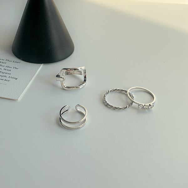 Kaasaegne komplekt erineva kujuga naiste sõrmuseid