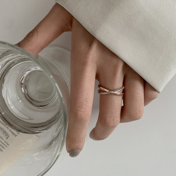 Stiilne naiste sõrmus dekoratiivkividega