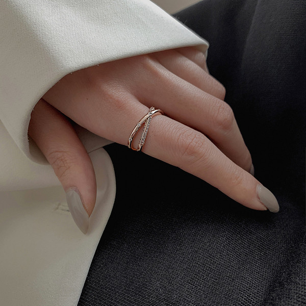 Stiilne naiste sõrmus dekoratiivkividega