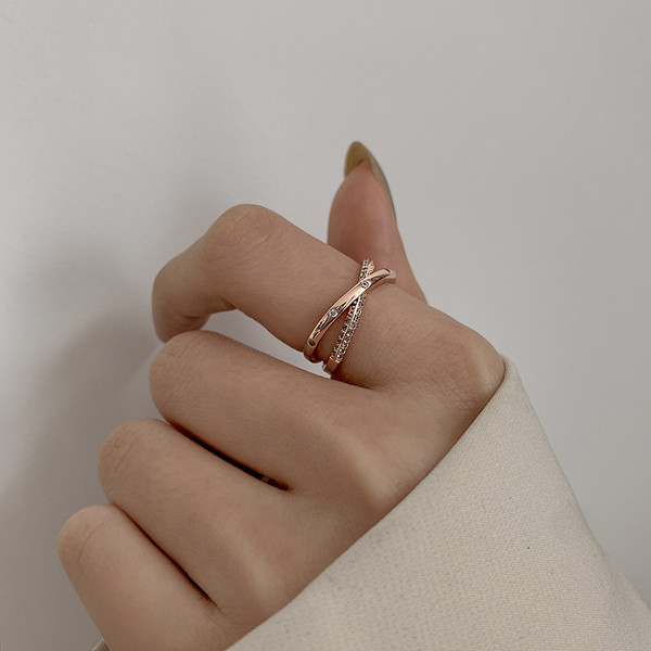 Stiilne naiste sõrmus dekoratiivkividega