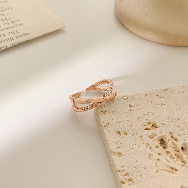 Stiilne naiste sõrmus dekoratiivkividega