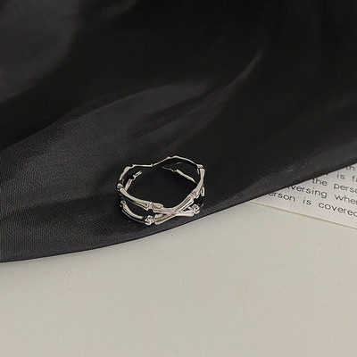 Női topikus gyűrűk két modellben medállal