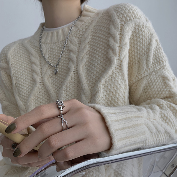 Női topikus gyűrűk két modellben medállal