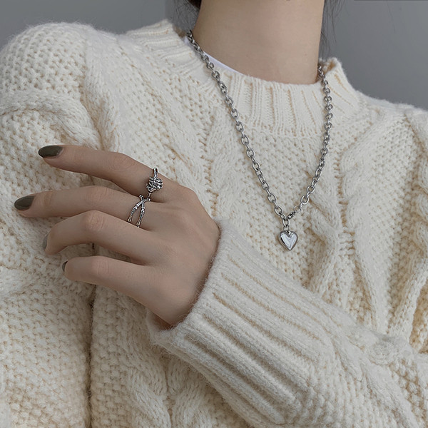 Női topikus gyűrűk két modellben medállal