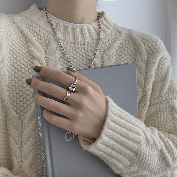 Női topikus gyűrűk két modellben medállal