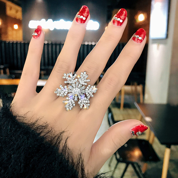 Naiste stiilne kivikestega sõrmus