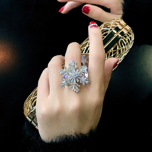 Naiste stiilne kivikestega sõrmus