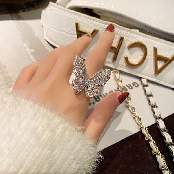 Moodne naiste sõrmus liblika ja kividega