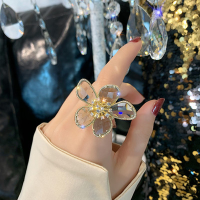 Стилен дамски пръстен с формата на цвете и декоративни камъни