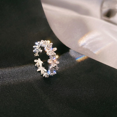 Moodne naiste sõrmus liblikate ja kividega