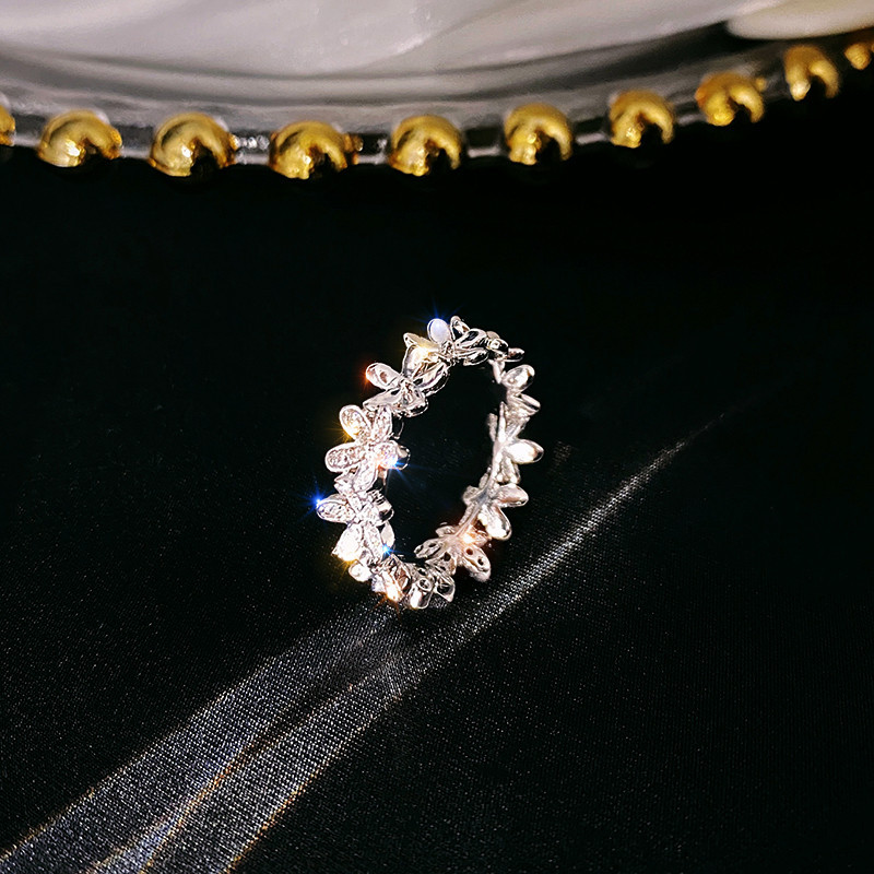 Moodne naiste sõrmus liblikate ja kividega