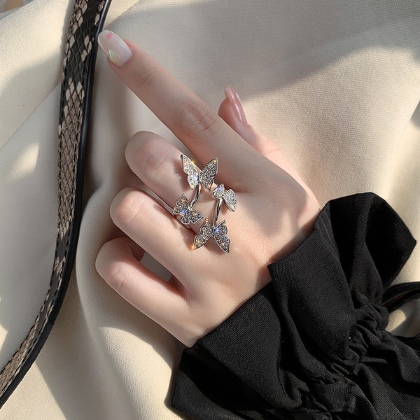 Aktuális női gyűrű pillangókkal