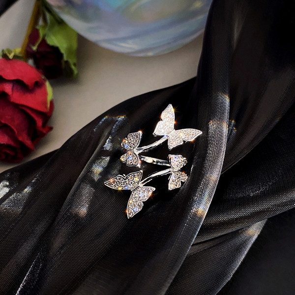 Aktuális női gyűrű pillangókkal