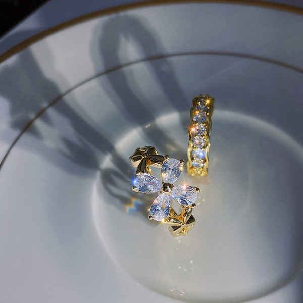 Női gyűrű két modellben pillangóval és kövekkel