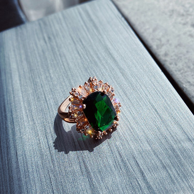 Κομψό γυναικείο δαχτυλίδι με διακοσμητικές πέτρες σε δύο μοντέλα