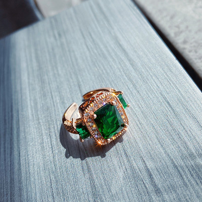 Κομψό γυναικείο δαχτυλίδι με διακοσμητικές πέτρες σε δύο μοντέλα