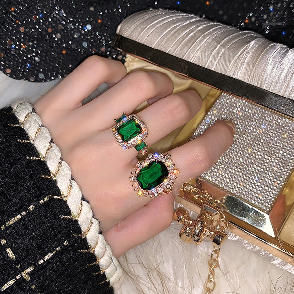 Стилен дамски пръстен с декоративни камъни в два модела