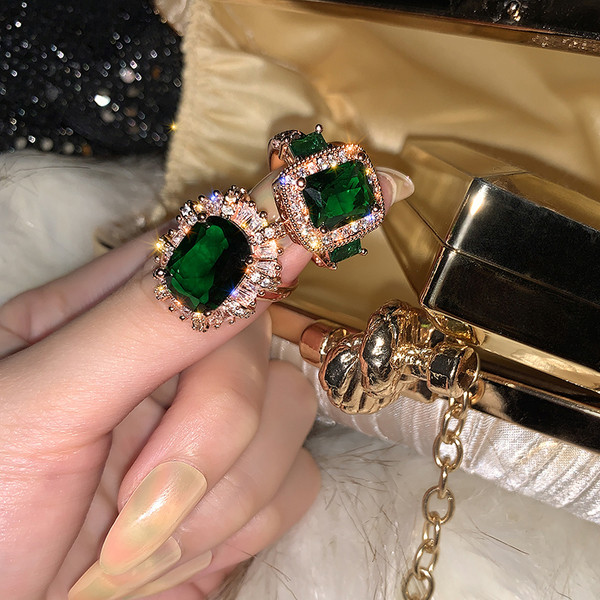 Κομψό γυναικείο δαχτυλίδι με διακοσμητικές πέτρες σε δύο μοντέλα