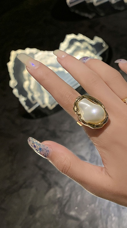 Модерен дамски пръстен с камък 