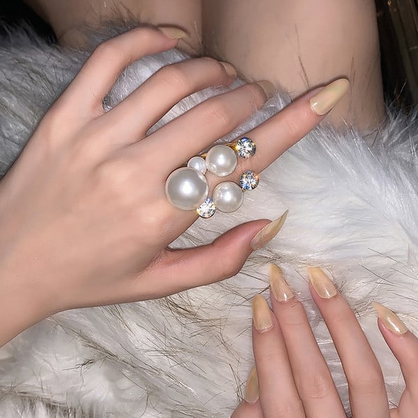 Стилен дамски пръстен с декоративни камъни и перли