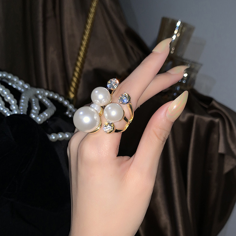 Stiilne naiste sõrmus dekoratiivkivide ja pärlitega