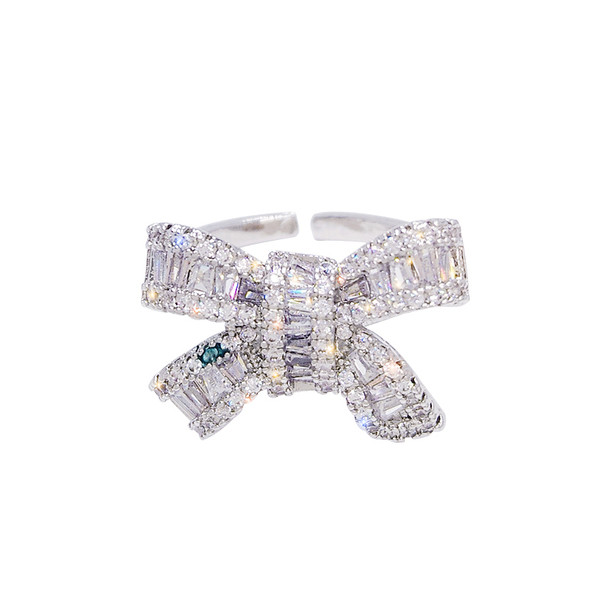 Női mindennapi gyűrű szalaggal és kövekkel