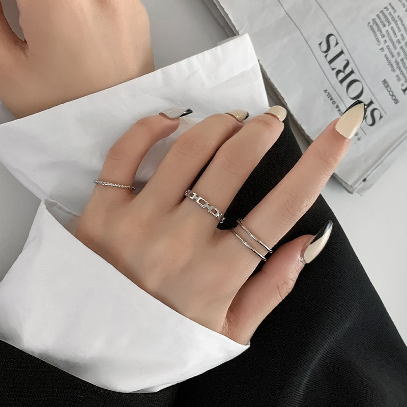 Naiste sõrmuste komplekt kahes mudelis