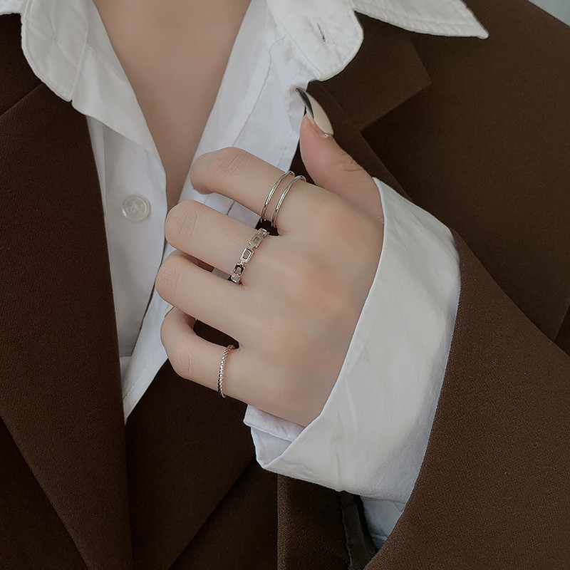 Naiste sõrmuste komplekt kahes mudelis