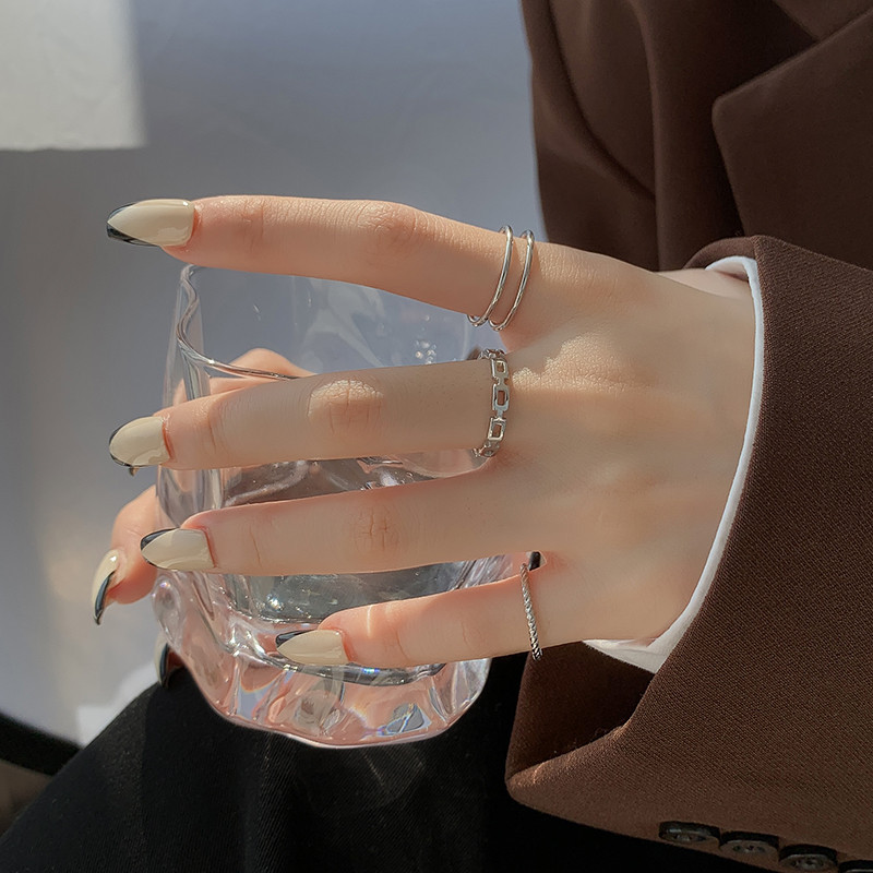 Naiste sõrmuste komplekt kahes mudelis