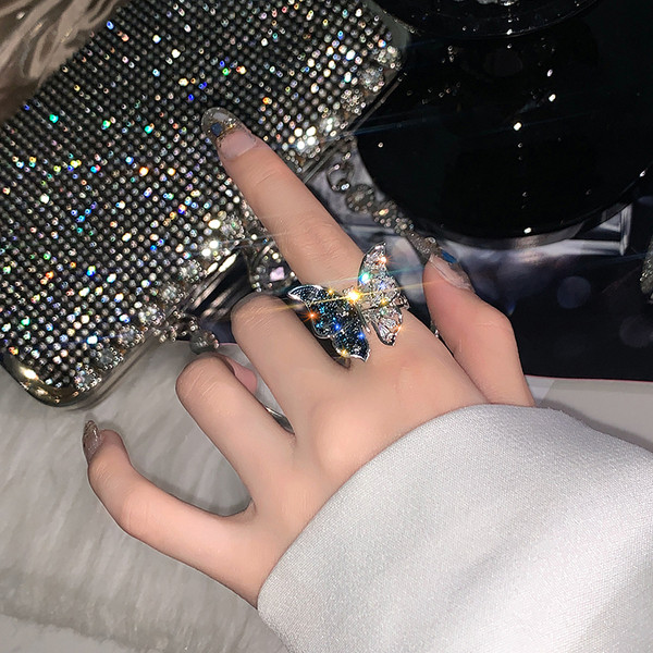 Stílusos női gyűrű pillangóval és kövekkel