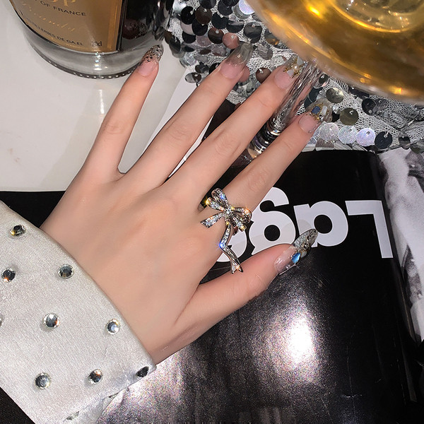 Női topikgyűrű szalaggal és kövekkel