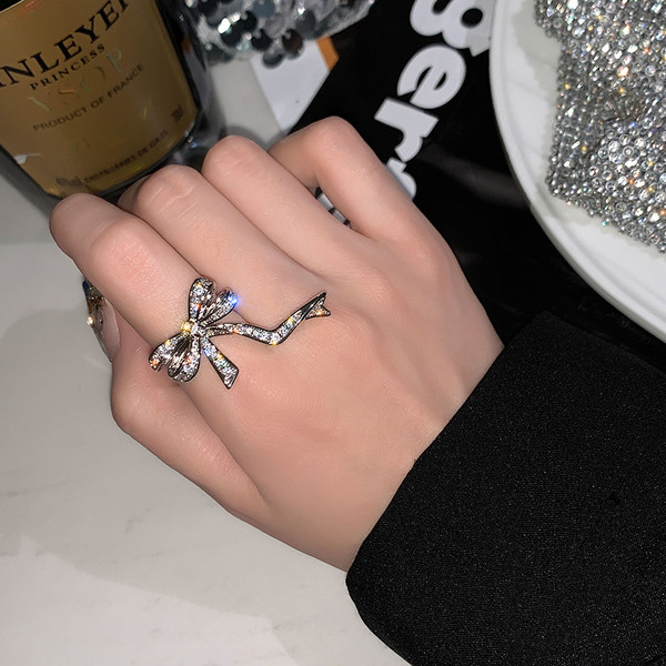 Női topikgyűrű szalaggal és kövekkel