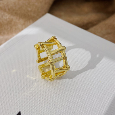 Különböző formájú női gyűrűk díszkövekkel