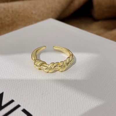 Különböző formájú női gyűrűk díszkövekkel