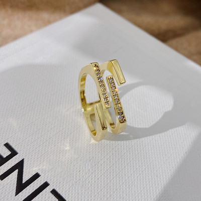 Különböző formájú női gyűrűk díszkövekkel