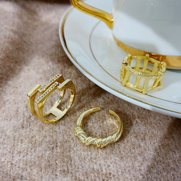 Különböző formájú női gyűrűk díszkövekkel