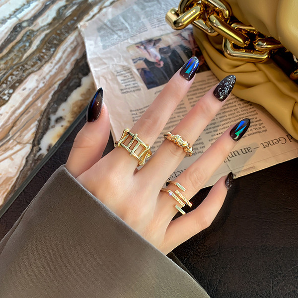 Különböző formájú női gyűrűk díszkövekkel