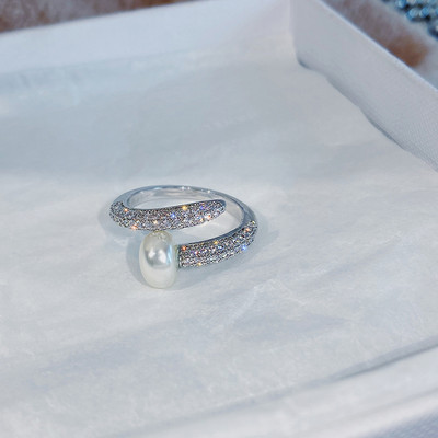 Stílusos női gyűrűk különböző formákban, díszkövekkel