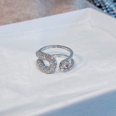 Stílusos női gyűrűk különböző formákban, díszkövekkel