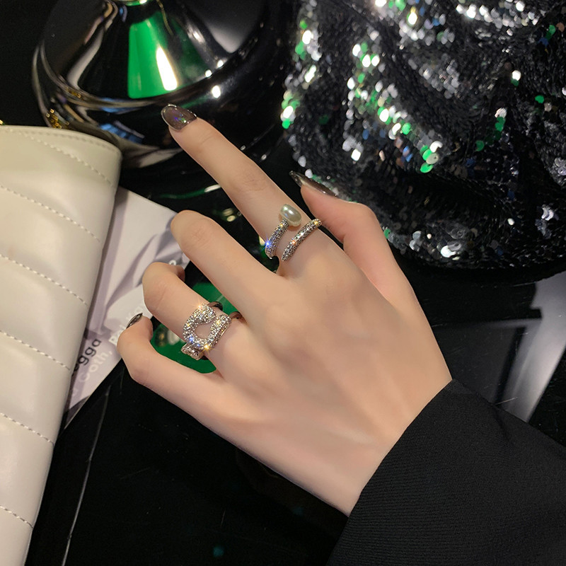 Stílusos női gyűrűk különböző formákban, díszkövekkel