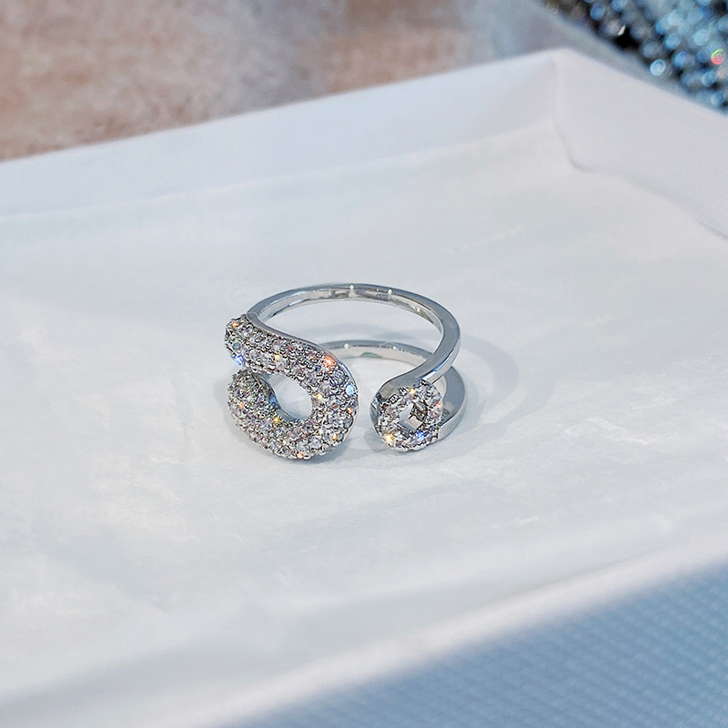 Stílusos női gyűrűk különböző formákban, díszkövekkel