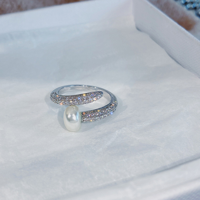 Stílusos női gyűrűk különböző formákban, díszkövekkel