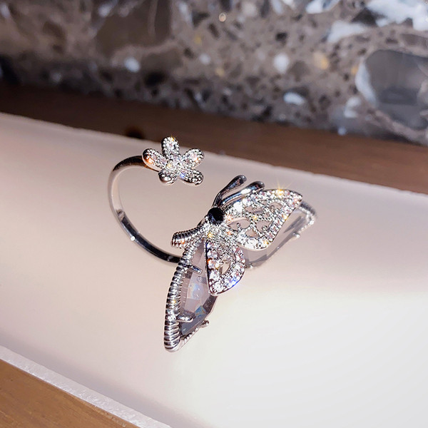 Μοντέρνο γυναικείο δαχτυλίδι με μια πεταλούδα και  λουλούδι