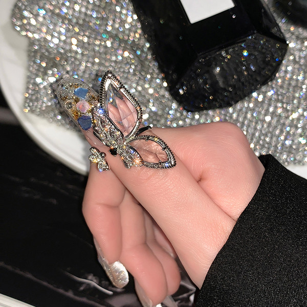 Μοντέρνο γυναικείο δαχτυλίδι με μια πεταλούδα και  λουλούδι