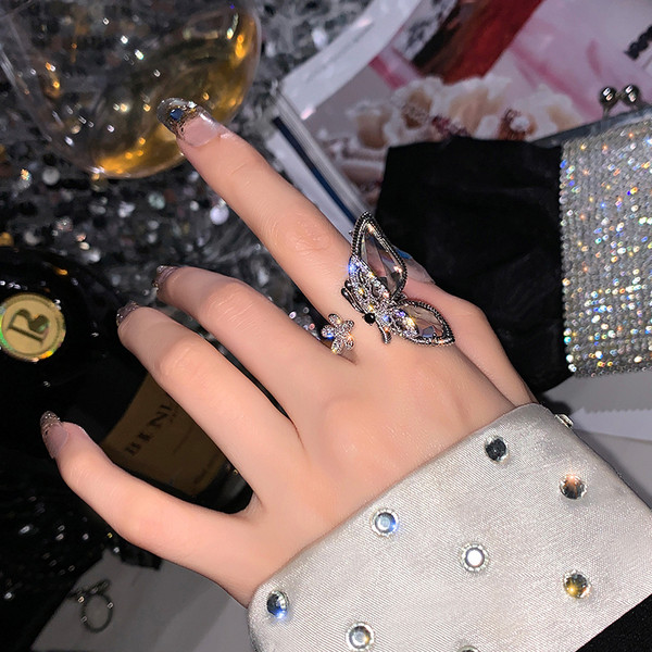 Μοντέρνο γυναικείο δαχτυλίδι με μια πεταλούδα και  λουλούδι