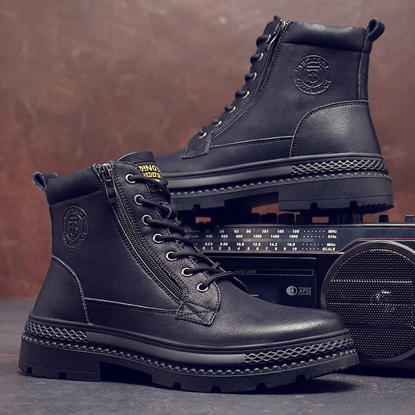 Férfi bőrcsizma cipzárral és emblémával